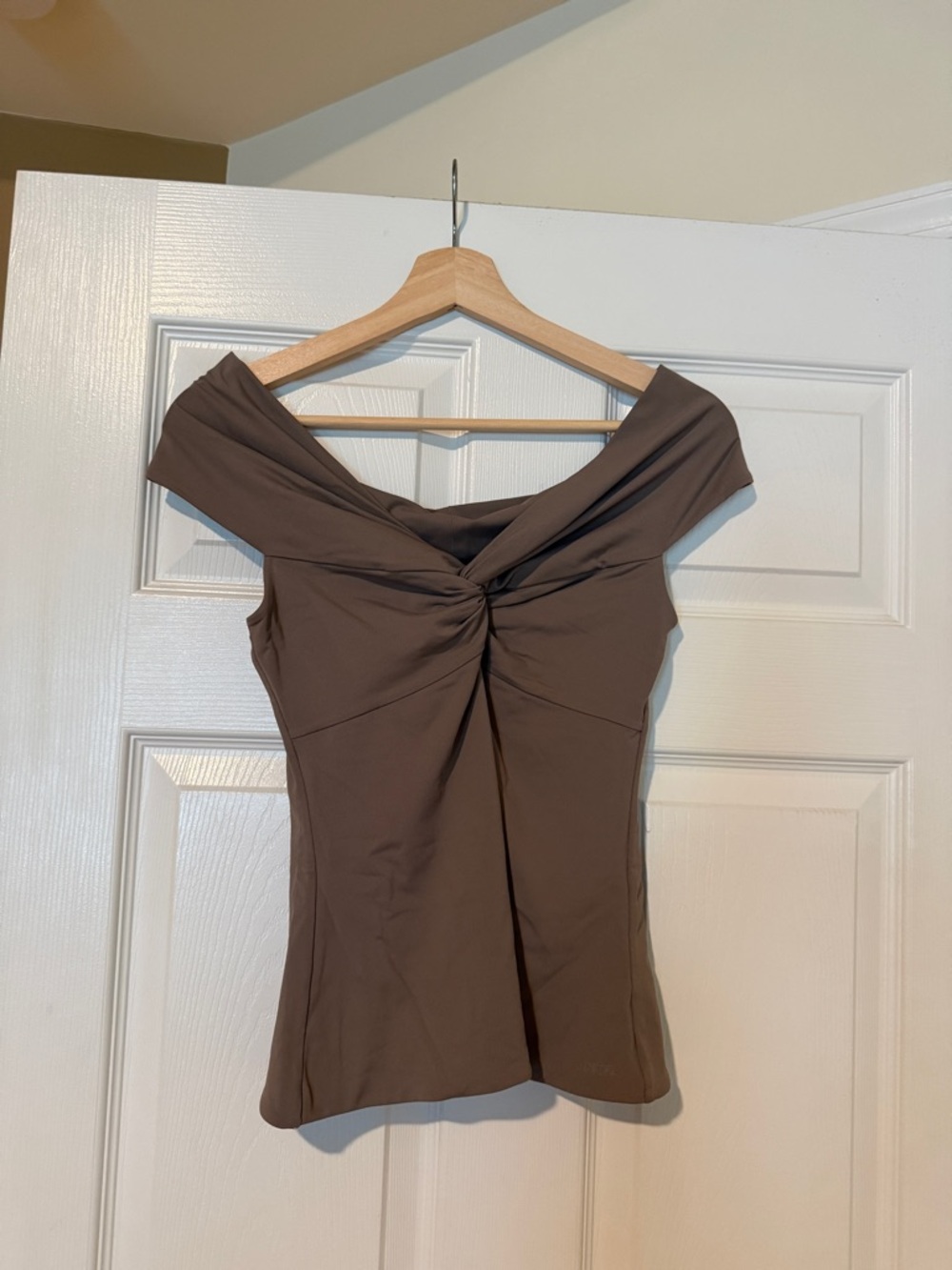 Aritzia Contour Twist-Front Off-Shoulder Top in Tan/Brown | Medium